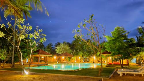 卡尔皮蒂耶BLUE WAVES kite surfing beach resort的夜晚的度假村游泳池