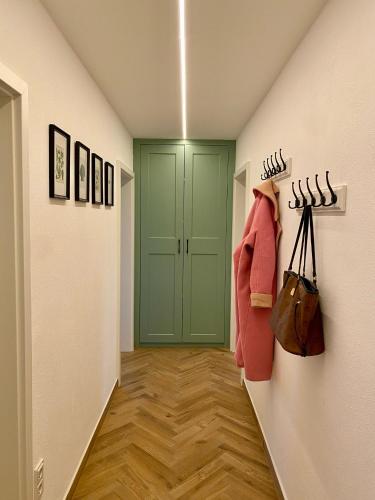 a hallway with a green door in a room at Moderne Ferienwohnung mit Garten in Spalt