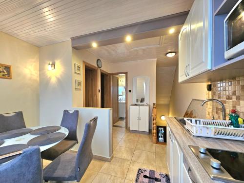 Cuisine ou kitchenette dans l'établissement Apartman Siesta Bük - Bükfürdő