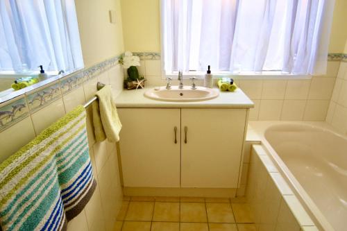 Ένα μπάνιο στο Lakeside Getaway - 4br Jetty, Wi-fi, Waterfront