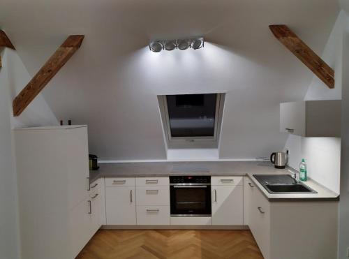 Dapur atau dapur kecil di Helle Dachgeschoßwohnung am Weinberg-Campus