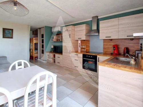 CAP CORNICHE piscine, studio cabine 4 personnes clim, wifi et parking