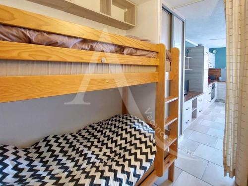 - deux lits superposés dans une petite chambre dans l'établissement CAP CORNICHE piscine, studio cabine 4 personnes clim, wifi et parking, à Sète