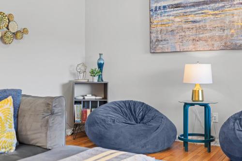 a living room with a couch and a table with a lamp at Simply Shores by AvantStay Private Beach Dock Lake Overlook in Long Pond