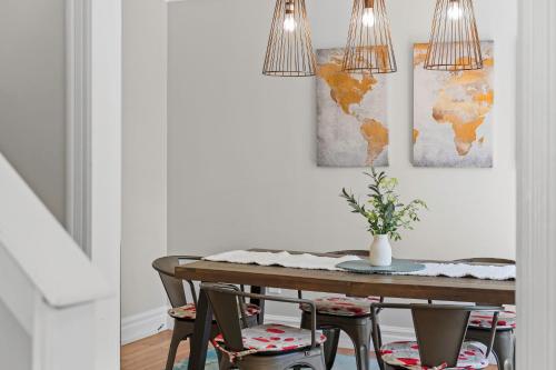 a dining room with a table and chairs at Simply Shores by AvantStay Private Beach Dock Lake Overlook in Long Pond