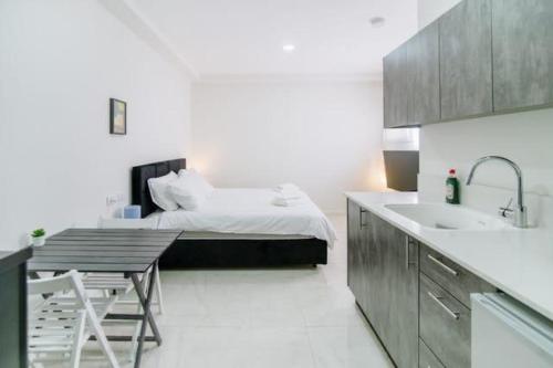 En eller flere senge i et værelse på נופשים על הים