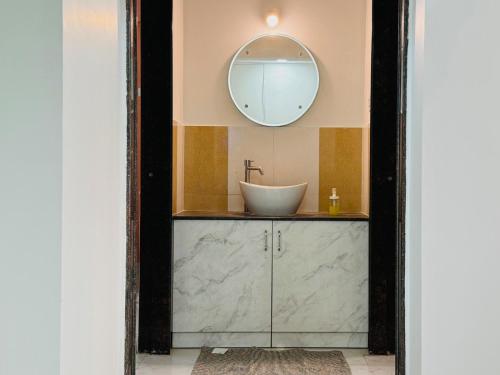 Phòng tắm tại Serene 3BHK Upscale Apt in CityCenter by SeraiStays