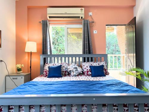 Giường trong phòng chung tại Serene 3BHK Upscale Apt in CityCenter by SeraiStays