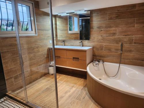 une salle de bain avec une douche, une baignoire et un lavabo dans l'établissement Villa Miliana, au Cannet