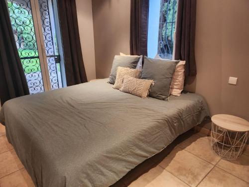 un lit avec des oreillers dessus dans une chambre dans l'établissement Villa Miliana, au Cannet