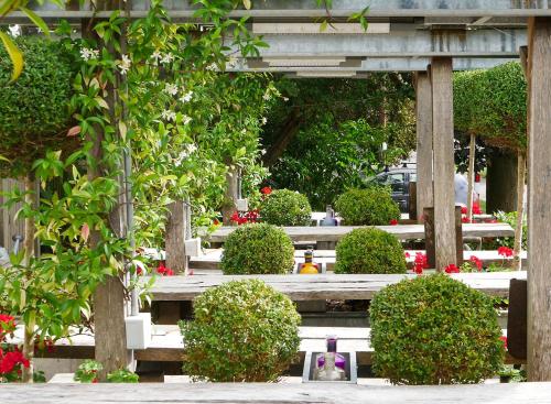 WavehorneにあるThe Woolpack Innの花の庭園の木製ベンチ