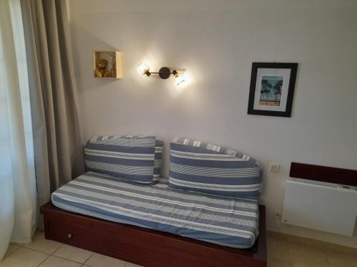 - un canapé dans un coin de pièce dans l'établissement appartement dans résidence du golf proche du lac, à Biscarrosse