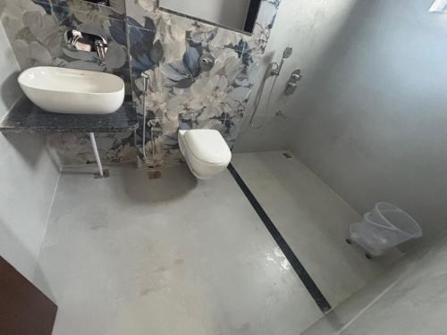 a bathroom with a sink and a toilet at Hotel Sisodiya Palace in Khātu
