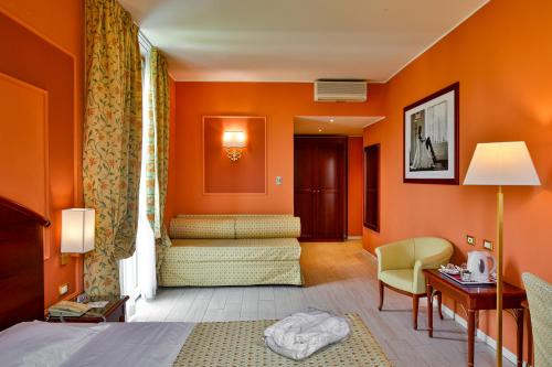 Ένα ή περισσότερα κρεβάτια σε δωμάτιο στο Savoia Hotel Regency