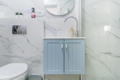 Et badeværelse på נופשים על הים