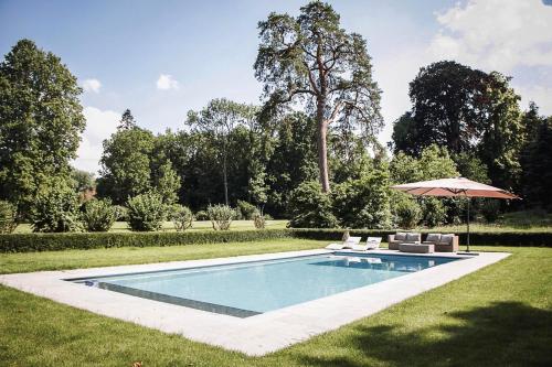 Bazén v ubytování La Renardière du Chateau d Emines nebo v jeho okolí