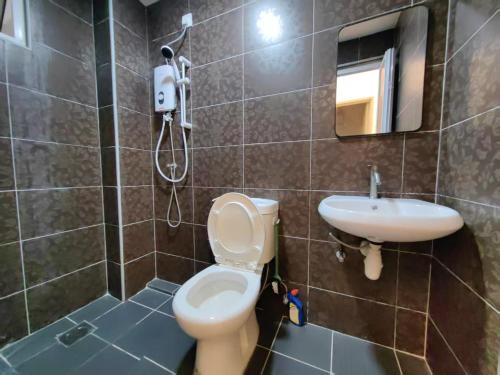 クアにあるSoft Langkawi 06のトイレと洗面台付きのバスルーム