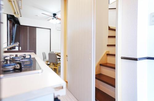 eine Küche mit weißer Arbeitsplatte und Herd in der Unterkunft European villa in Tokio