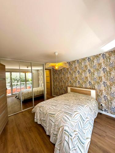 une chambre avec un grand lit et une grande fenêtre dans l'établissement Superbe appartement 2 pièces avec piscine, à Nice