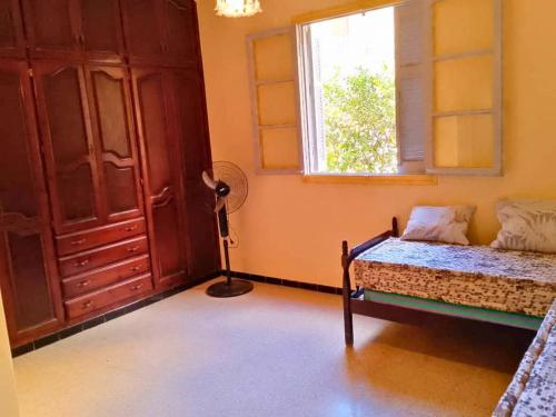a bedroom with a bed and a window at Appartement dans belle maison à Bejaia centre in Bejaïa