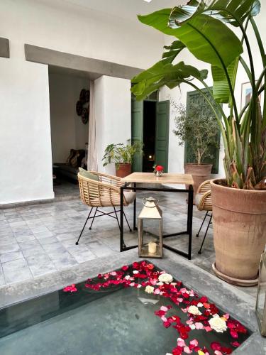 a room with a table with flowers on the floor at Riad Villa Wengé & Spa in Marrakech