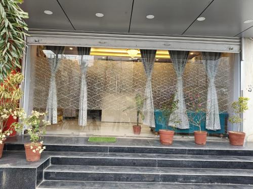Κήπος έξω από το Hotel Plaza