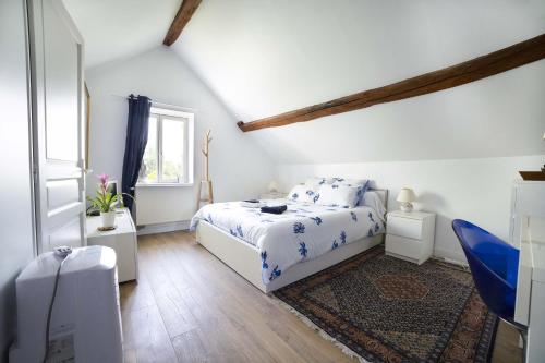 une chambre blanche avec un lit et une fenêtre dans l'établissement Chambres d'Hôtes avec piscine LA FESSARDIERE, à Saint-Maurice-sur-Fessard