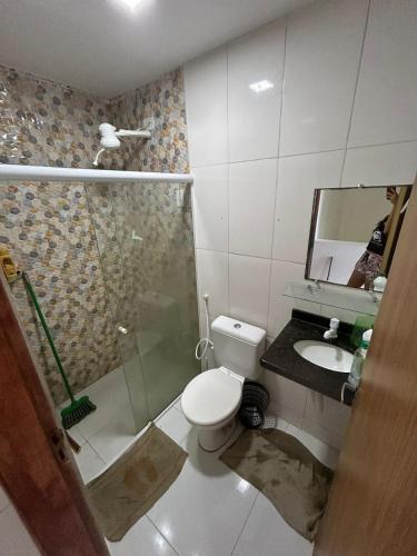 a bathroom with a shower and a toilet and a sink at Casa de praia Carneiros-Tamandaré in Tamandaré