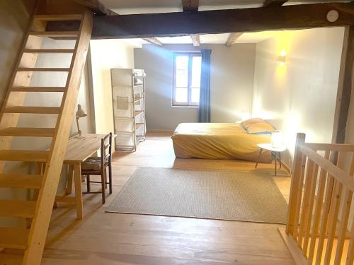 ヴィルフランシュ・ド・ルエルグにあるMaison typique dans la Bastide médiévaleのベッドと階段のある寝室