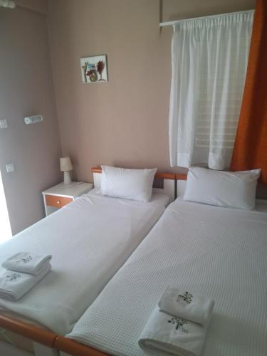 two beds sitting next to each other in a bedroom at Seaside Studios in Paralia Dionysiou