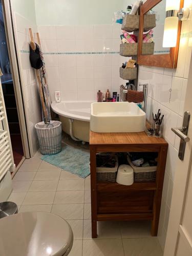 a bathroom with a sink and a bath tub at Agréables chambres au calme in Nîmes