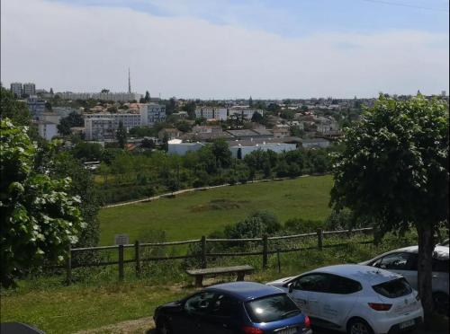 une vue d'un parc avec des voitures garées sur une colline dans l'établissement Appartement T2 proche du futuroscope, à Poitiers