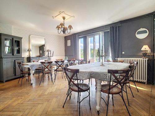 une salle à manger avec une table et des chaises dans une pièce dans l'établissement Gîte Jura Lac Emeraude, à Clairvaux-les-Lacs
