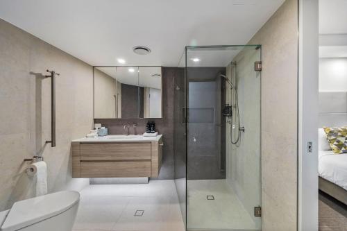 Un baño con ducha, inodoro y lavabo. en Sirocco 606, en Mooloolaba