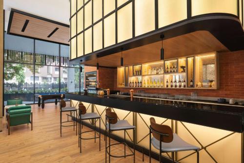 Lounge nebo bar v ubytování Four Points by Sheraton Nashik