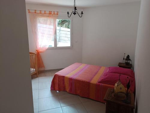 une chambre blanche avec un lit et une fenêtre dans l'établissement Appartement Molini, à Porticcio