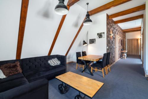 a living room with a couch and a table at Parzenica B&B - Wyjątkowa i Jedyna!!! Sprawdź nas a nie pożałujesz! in Białka Tatrzanska