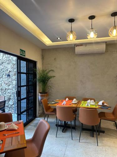 a dining room with a table and chairs at Mandarina's House Hotel in Tuxtla Gutiérrez