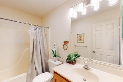 ein Badezimmer mit Waschbecken, Toilette und Spiegel in der Unterkunft 22 Harpoon rd in Ocean Pines