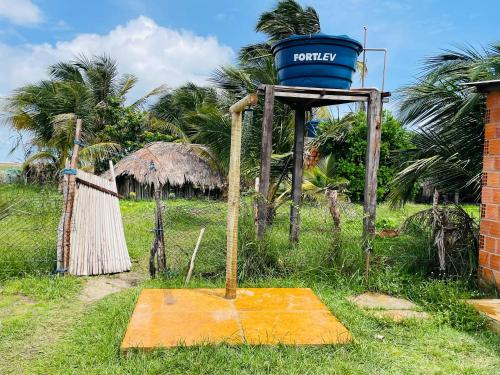 バヘイリーニャスにあるRedário nos Lençois Maranhenses - Canto de Atinsの畑の木製の台樽