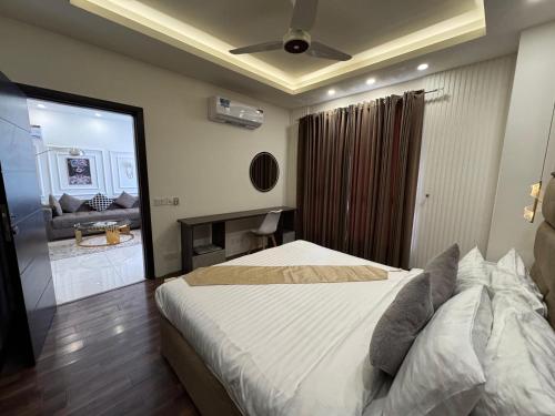 Кровать или кровати в номере Desire Apartments