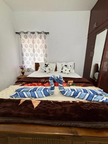 two beds in a room with two beds sidx sidx sidx at Crown Crest in Ooty