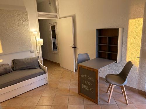 a small room with a bed and a desk and a chair at Il Paradiso è qui in SantʼAntìoco