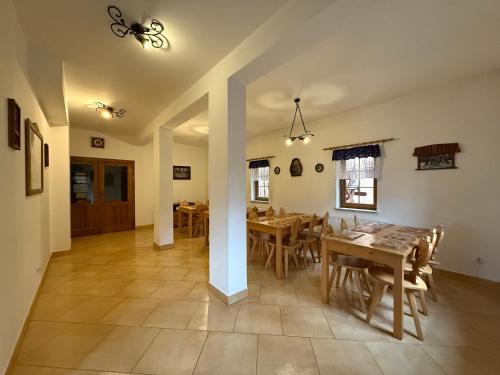 een eetkamer en keuken met een tafel en stoelen bij Dom Madeyski in Szczawnica