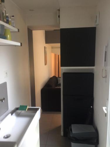 - un salon avec un canapé et un lavabo dans l'établissement Coeur de Bastide, à Bordeaux