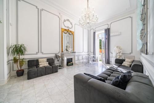 un grand salon avec des canapés et un lustre dans l'établissement Prestige Cannes Alexandre III Terrace 2bdr by B'Your Home, à Cannes