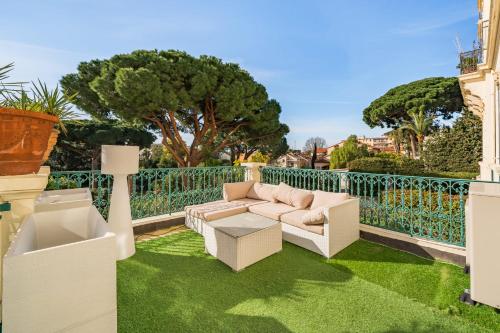 Prestige Cannes Alexandre III Terrace 2bdr by B'Your Home