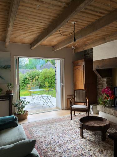 - un salon avec un canapé, une table et une cheminée dans l'établissement Trouz An Dour, à Fouesnant