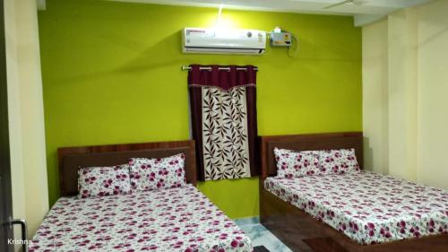 Una cama o camas en una habitación de Bivaan Residency
