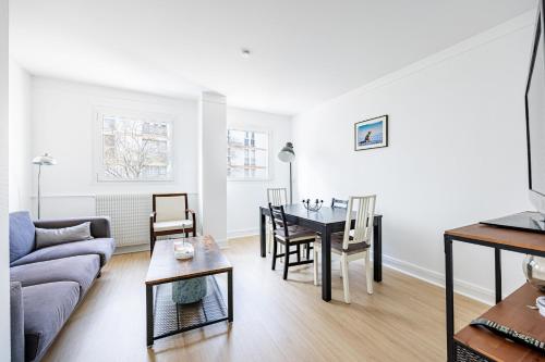 un salon avec un canapé et une table dans l'établissement L’Écrin Franklin - Proche Château de Versailles, à Versailles